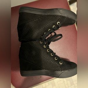 GUESS Women’s Figz Sneaker